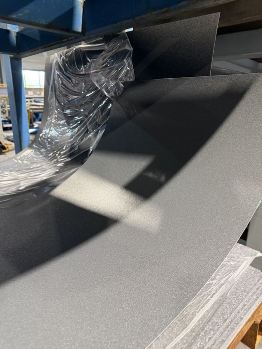 Țiglă metalică Regal gri antracit 7016 pentru acoperișuri case lățime utilă 1080 grosimi cuprinse între 0.5-0.6 MM