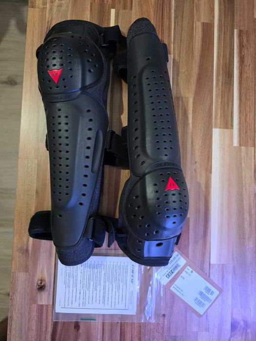 Dainese Knee V E1 – Protecții moto genunchi/tibie – aproape noi