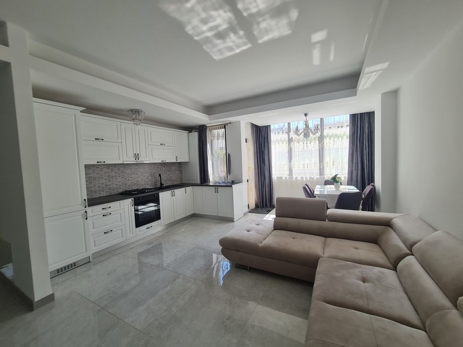 Închiriez apartament cu trei camere mobilat și utilat