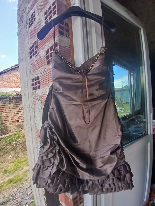 Къса рокля има голямо цвете