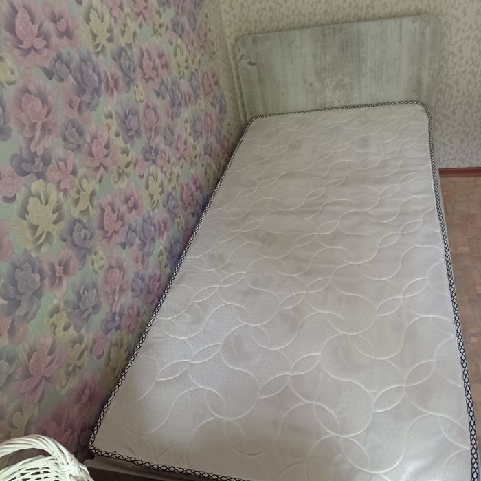 Продам кровать без матраса.