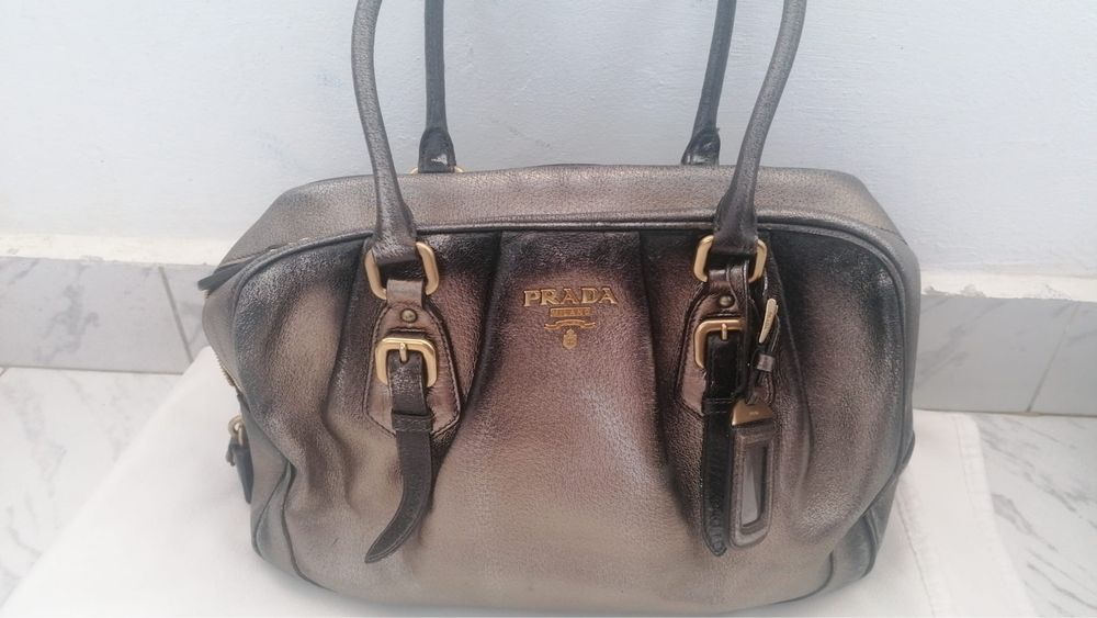 Дамска чанта Prada,оригинална,без никакви забележки ,в отлично сьстояние,естествена кожа,закупена в бутик Prada в Италия