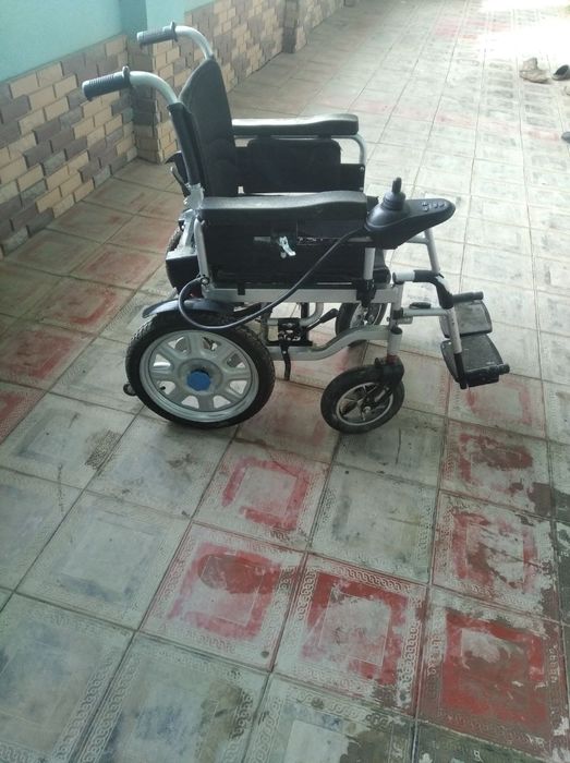 Электронний инвалидное коляска работает с аккумулятором