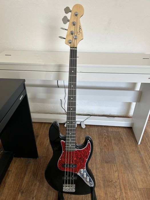 Бас гитара с чехлом