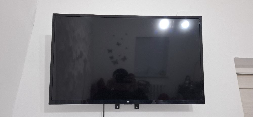 Смарт телевизор с кронштейн