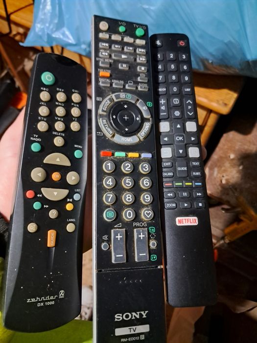 Продавам лот от различни дистанционни управления за телевизори, DVD и