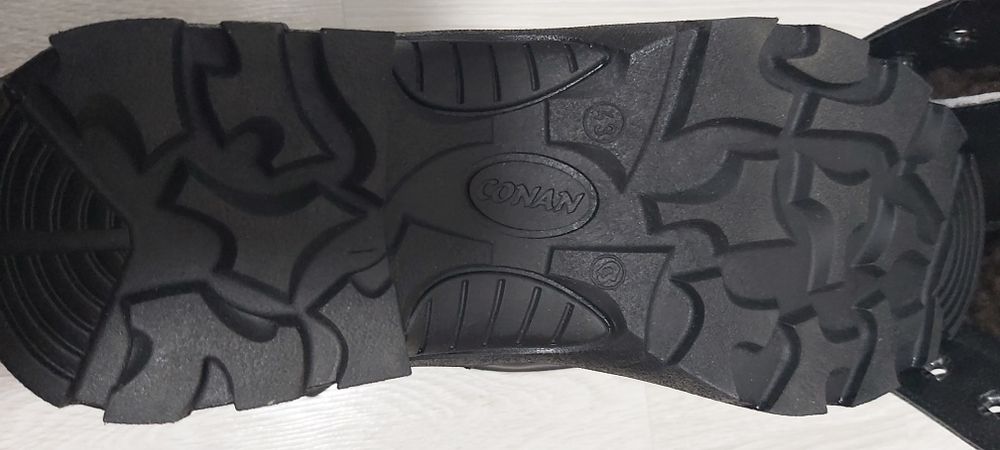 Продам зимние берцы НОВЫЕ