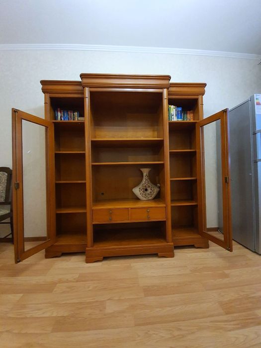 Шкаф с книжными полками