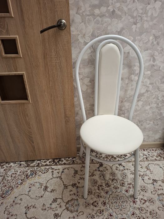 Продам стул белого цвета