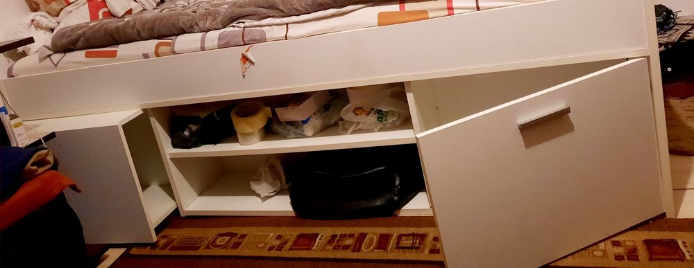 Vând pat 90/200, cu somiera. Saltea spuma memorie se vinde separat
