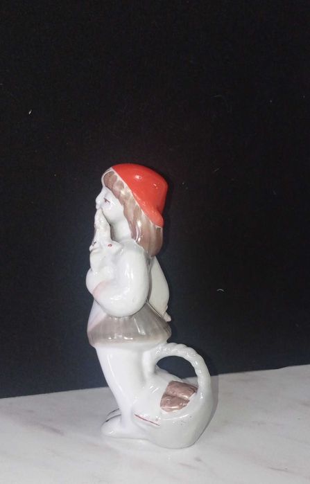 Фарфоровая статуэтка "Красная шапочка". [Полонное]