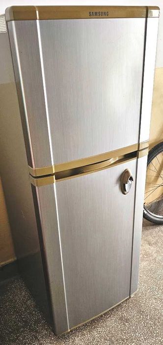 Хладилник SAMSUNG RT-21VHSS1 с горна камера употребяван