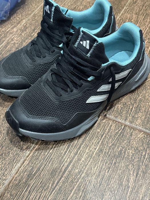 Adidas кроссовки и тапочки
