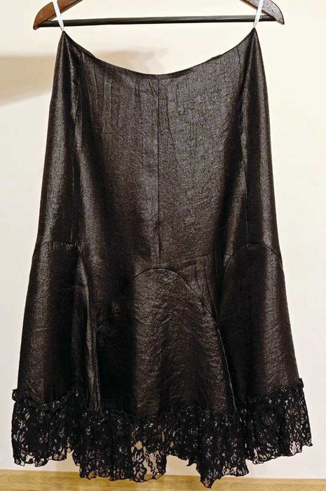 Официален дамски костюм от три части, черен с блясък - марка Яша