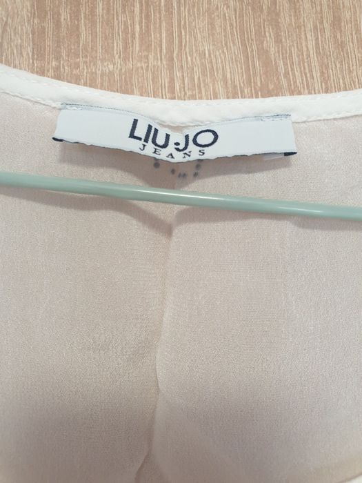 Vand bluze albe (totul 50 de lei)