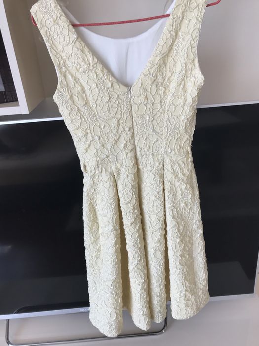 Рокля в бледо жълто