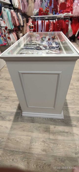 Бюра с чекмеджета за търговски обект