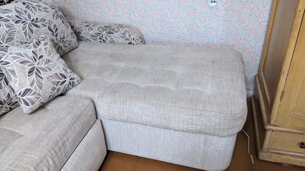 Диван угловой светлый