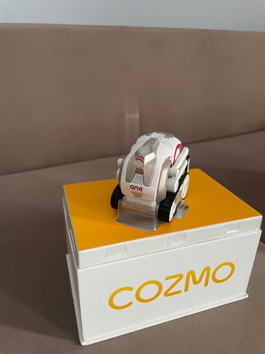 Робот Anki Cozmo на радиоуправлении Anki