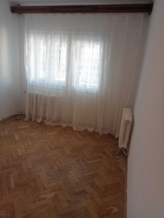 Vand apartament spatios cu 3 camere, 2 bai, bucatarie, balcon si boxa