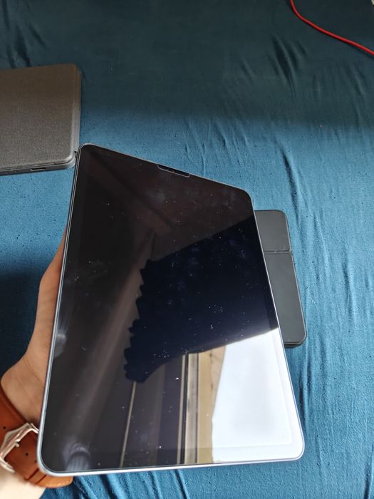 Ipad Air 5 2022 M1 64 GB + husa cu tastatura MDM