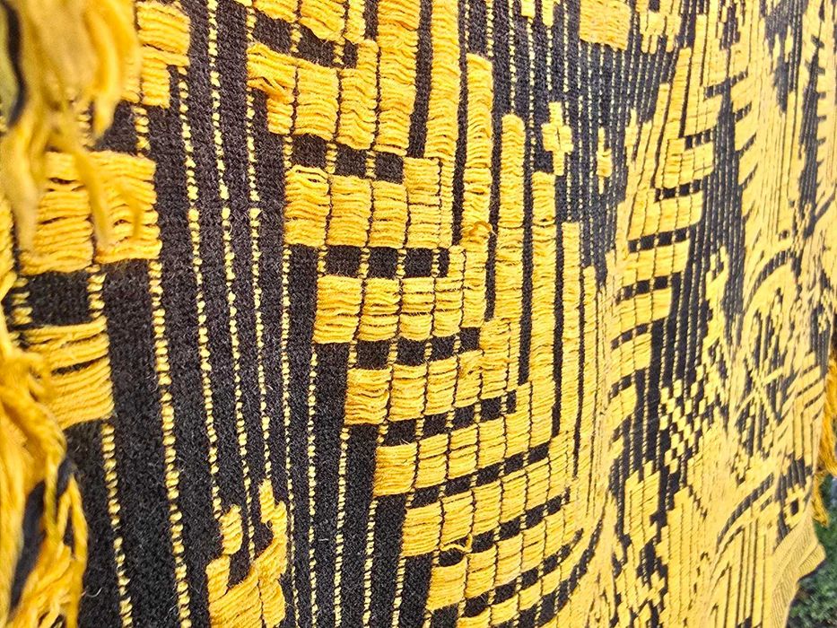 Стар вълнен ковьор, ръчно тъкан