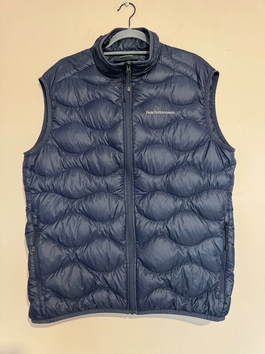 PEAK PERFORMANCE Vest 'Helium Down' in Blue.