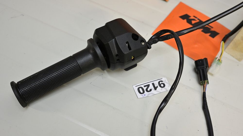 Husqvarna Svartpilen 401 2024 Bloc comenzi dreapta cu maneta