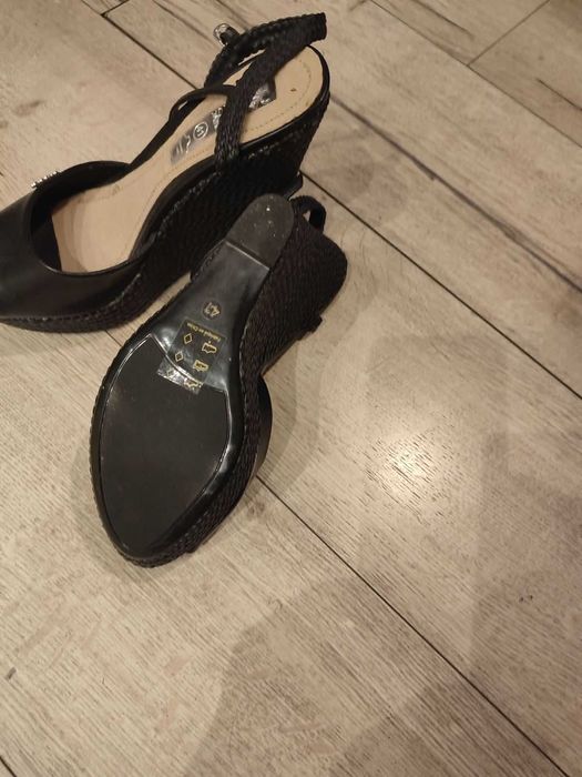 Продавам нови сандали