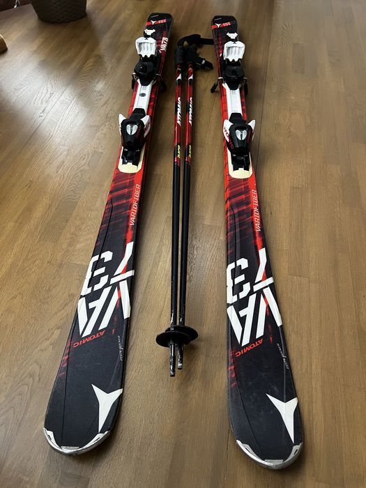Set Schiuri Atomic 151cm si bețe 115 cm.