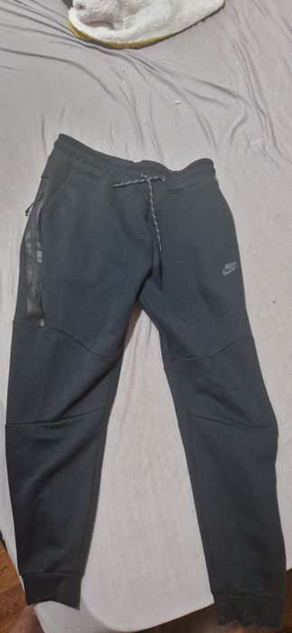 Pantaloni nike tech , purtati foarte putin 5-7 zile