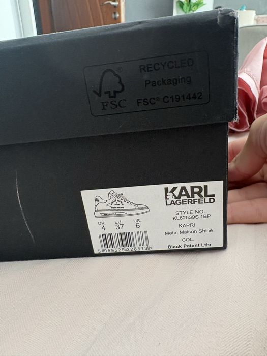 Продавам обувки на karl lagerfeld носени веднъж но са ми малки 37 номер.