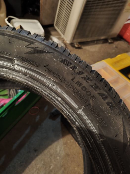 Гуми  225х45х18   bridgestone зимни  на  един сезон около 5000км са минати !