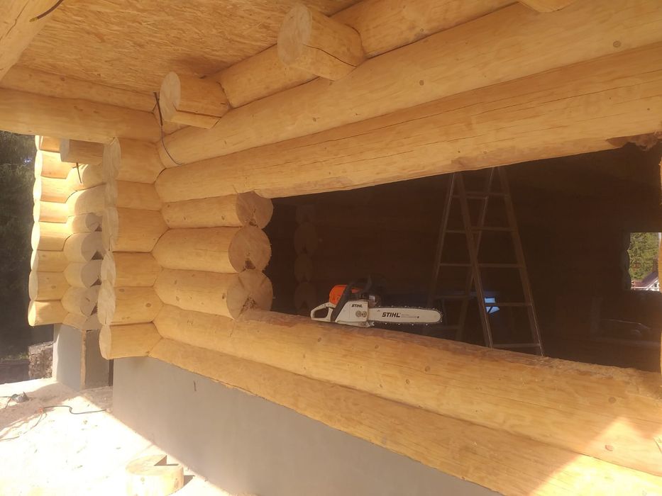 Casa din bustean și terase din lemn masiv