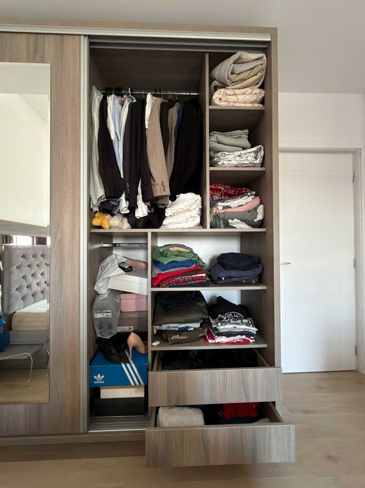 Set complet dormitor: Dulap mare cu usi culisante soft-close si oglinda + Pat cu noptiere si saltea + Birou cu sertare + Comoda TV cu sertare