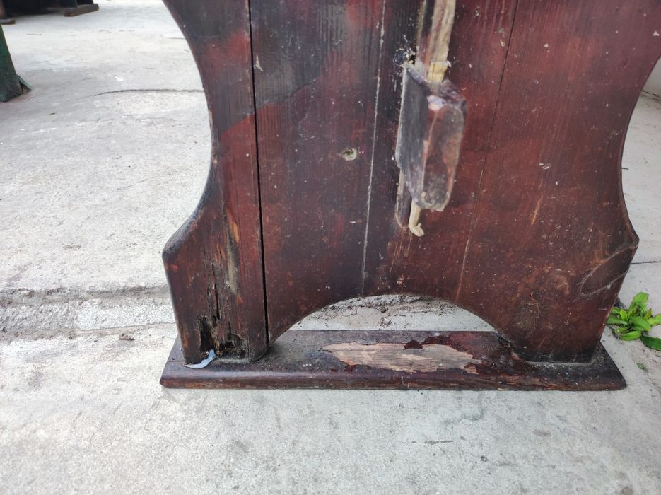 Дървена маса с пейки тип баварска