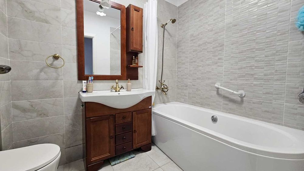 Vand apartament cu 3 camere + loc de parcare