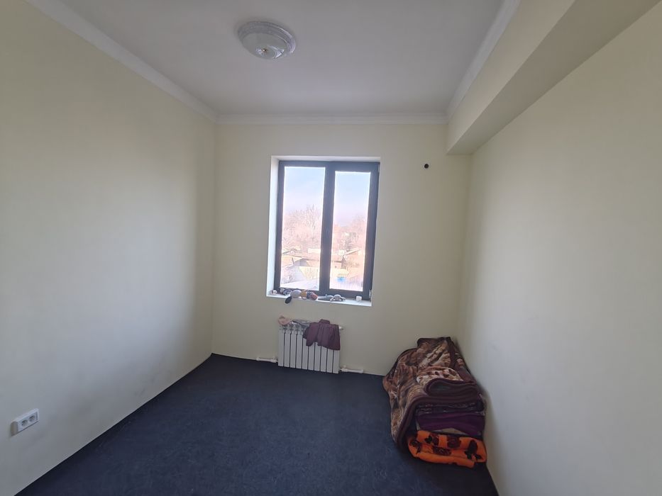 Kvartira bor 3 xonali dom 3-etaj yangi