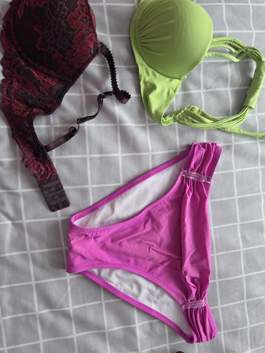 Vand set de 4 sutiene si o pereche de chiloti de baie