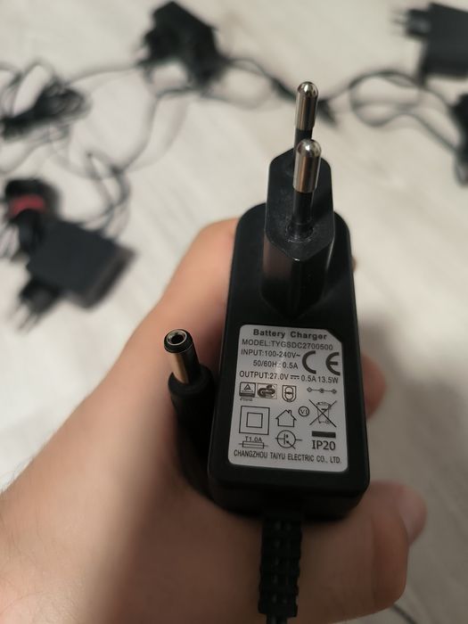 Diferite încărcătoare (aspirator, laptop)
