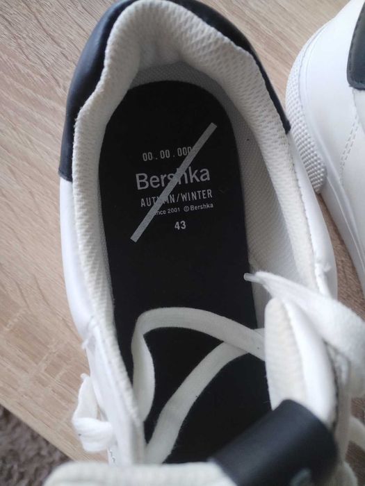 Обувки Bershka - нови  43 номер