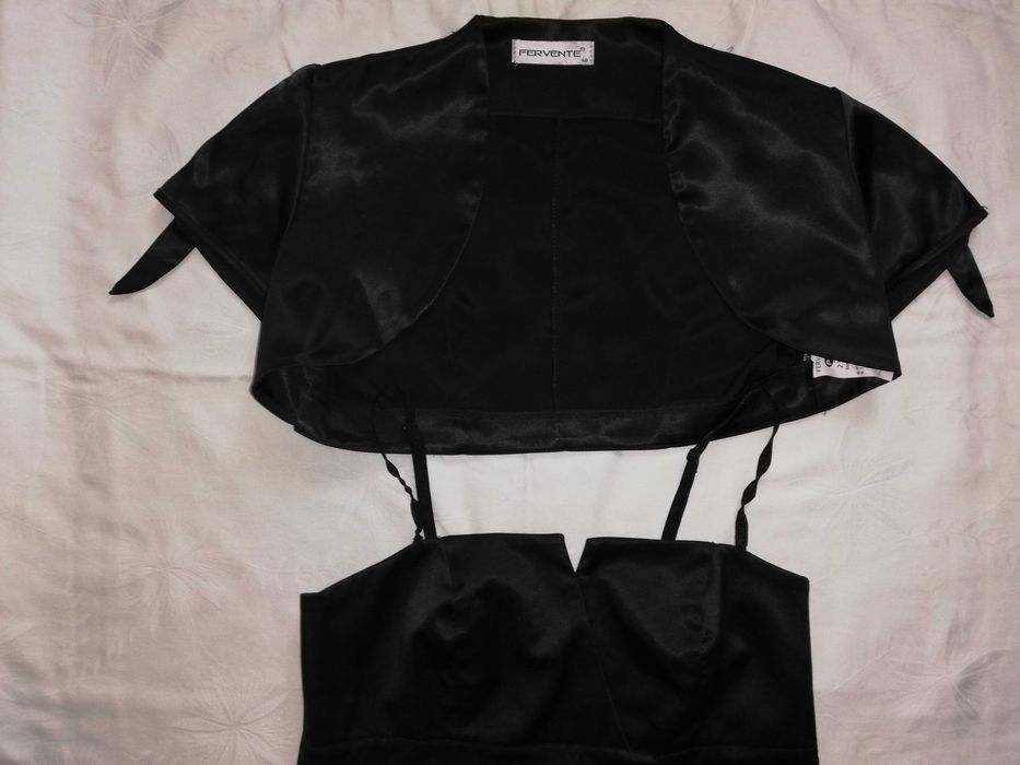 Продам 2 нарядных платья на выход  для девочек