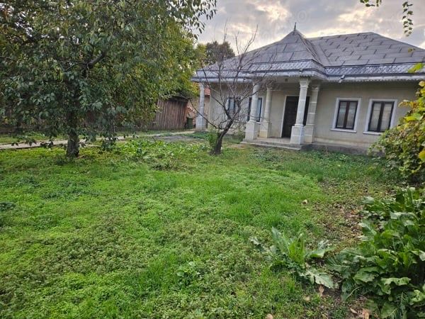 Vând casă zona centrală!