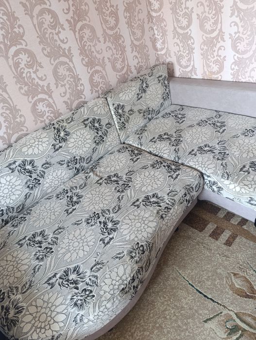 Продам диван, старый