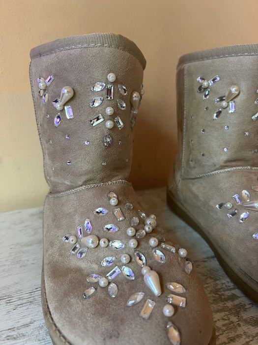 Плюшени бежови боти с нашити блестящи камъни и перли 38 номер с плюш