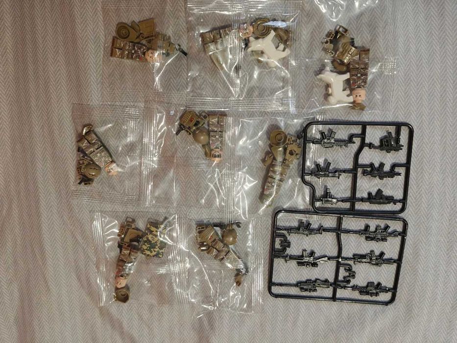 Set 8 figurine tip Lego soldati cu accesorii