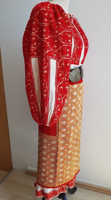 Costum popular (ie/camasa cu poala, catrinte, sorturi, fote, oprege)