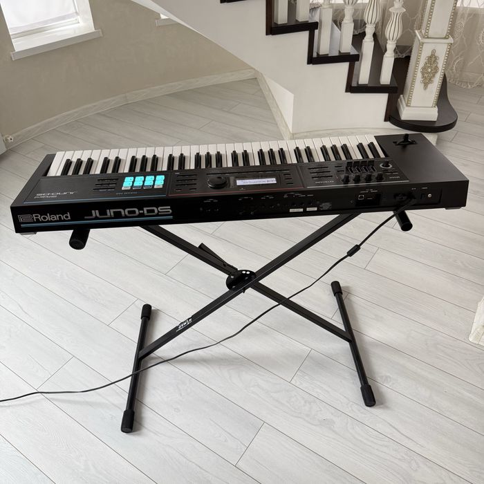 Roland Juno Ds синтезатор со стойкой