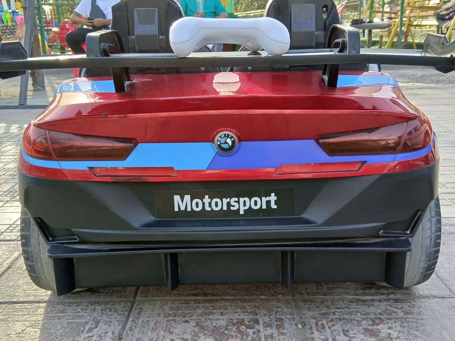 BMW bolalar mashinasi