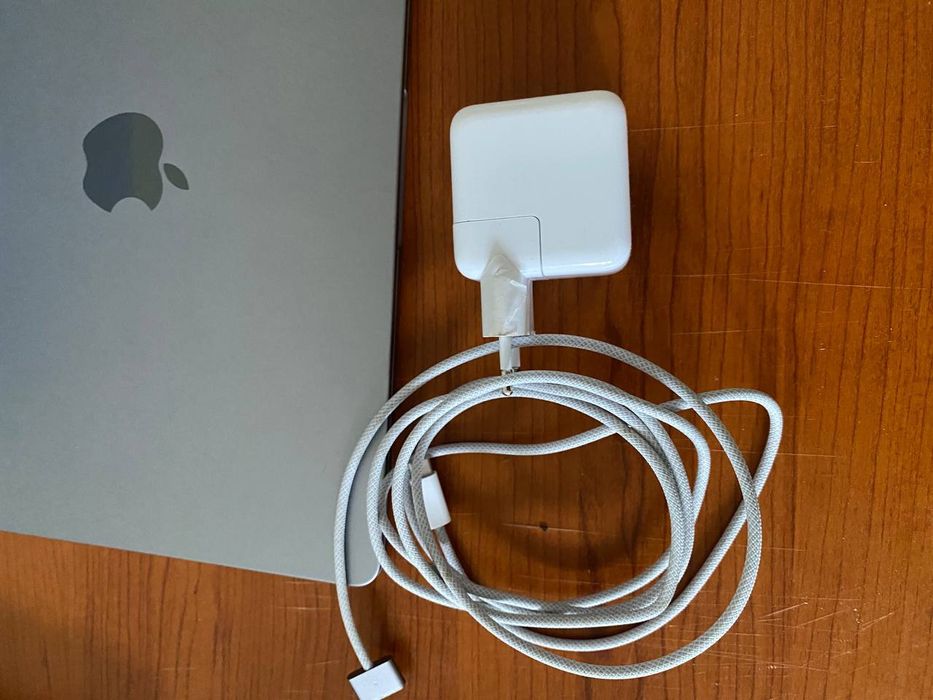 Срочно сатамын MacBook air 13 M2 2022